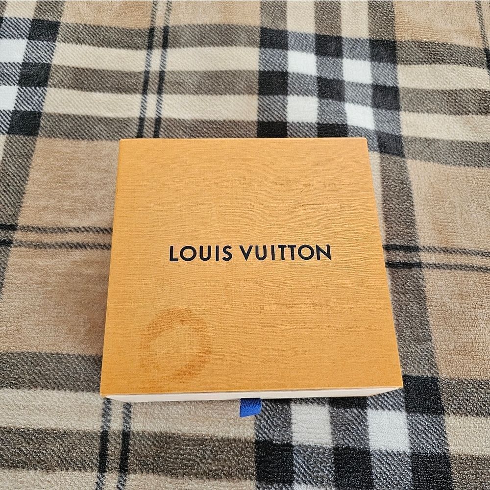 Louis Vuitton Gift Box with Ribbon - Picture 2 of 6